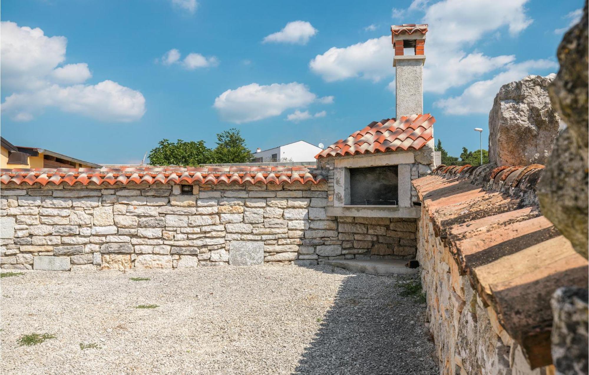 Lovely Home In Visnjan With Outdoor Swimming Pool Dış mekan fotoğraf